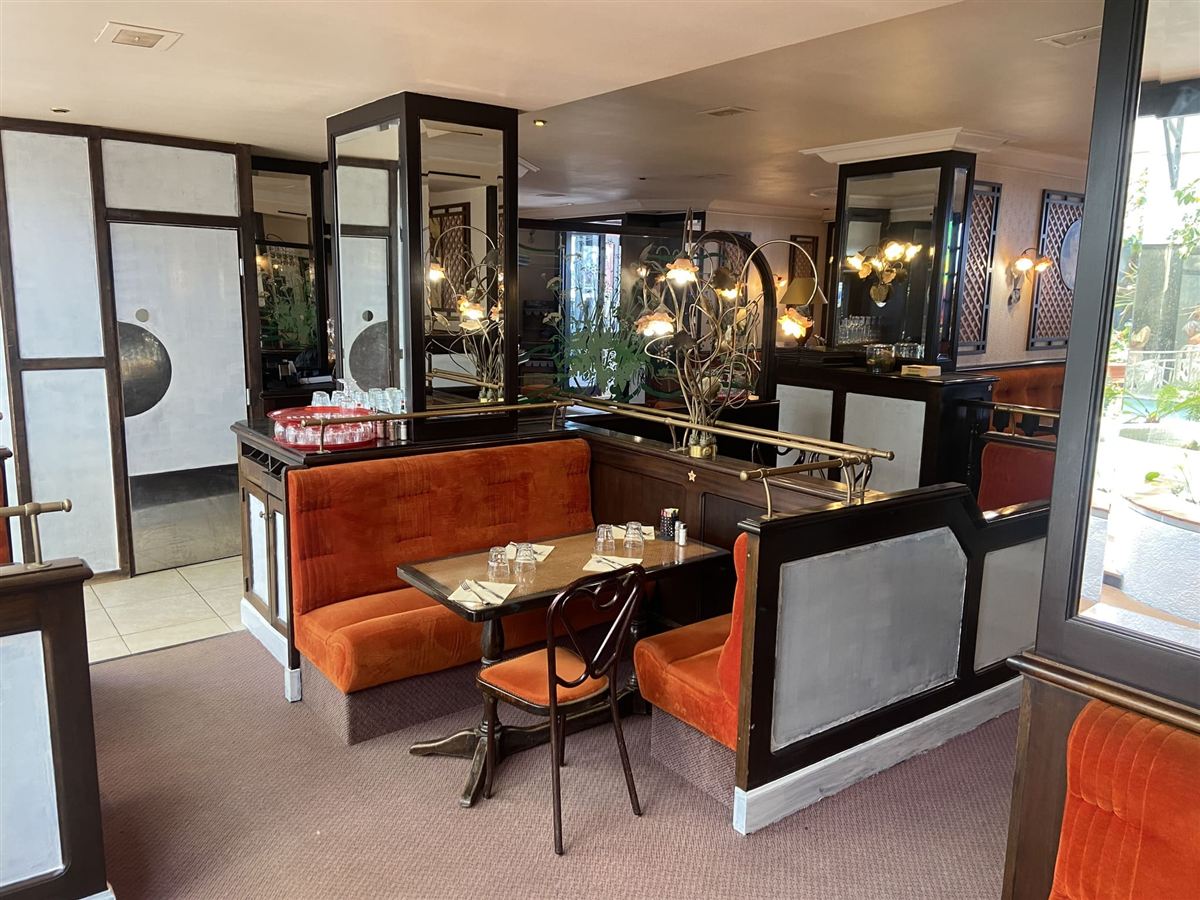 Salle du restaurant La Belle Époque — banquettes velours et décor Belle Époque