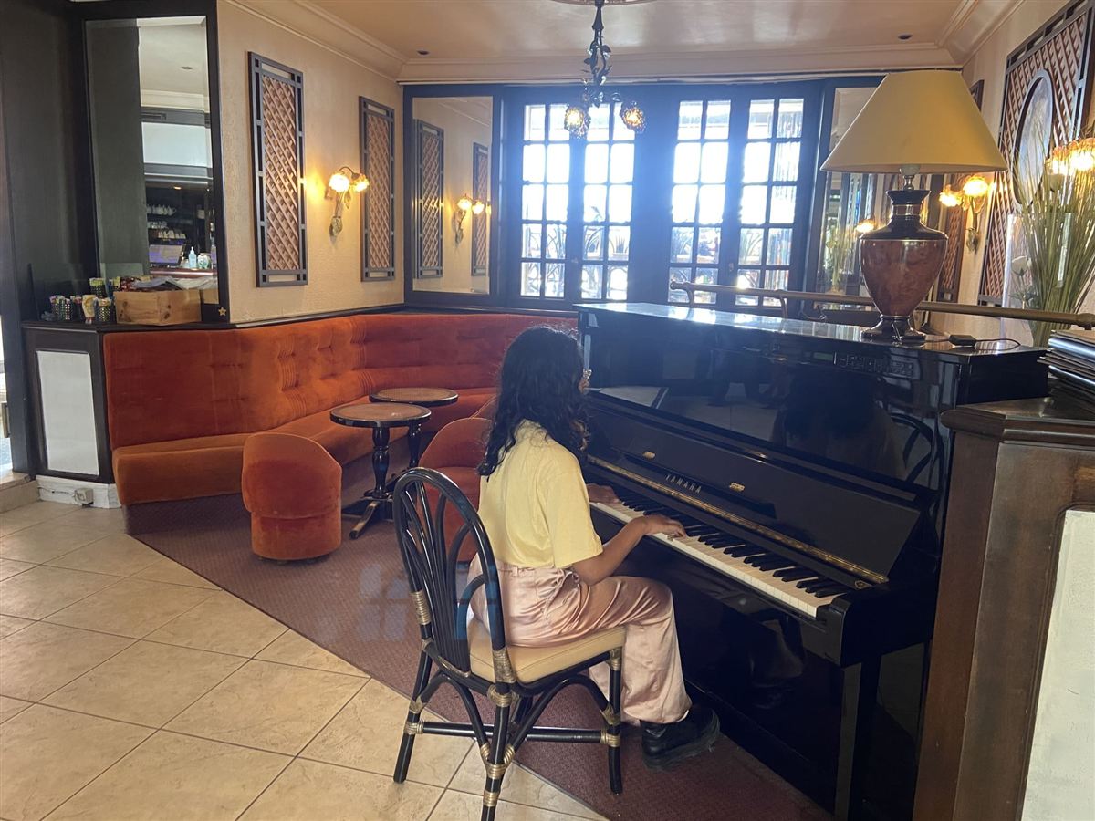 Le piano dans la salle — ambiance musicale La Belle Époque